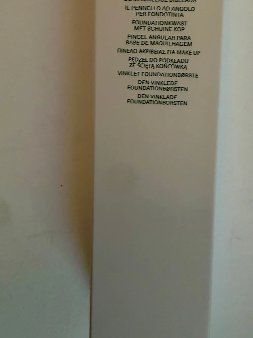 La Mer White Angled Foundation Brush - Cream Handle
